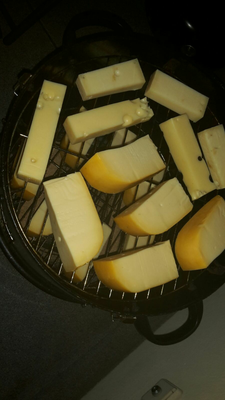 Der Käse im Räucherofen.
