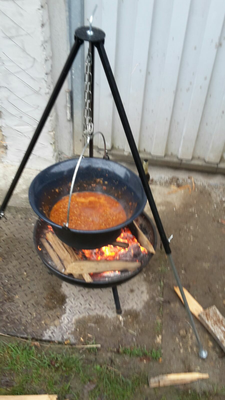 Chilli con Carne aus dem Kessel.