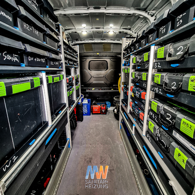 Ein Blick in den großen Transporter, mit Sortimo Regal-System und passenden Boxen dazu.