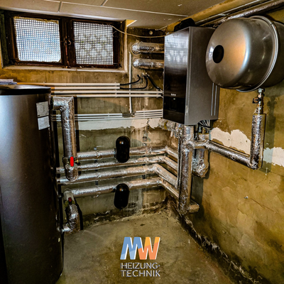 Inneneinheit Luft-Wasserwärmepumpe, wandhängend mit nebenstehendem Pufferspeicher, Buderus