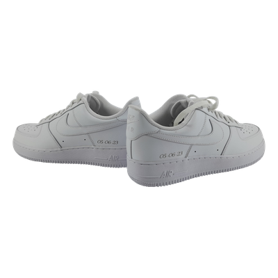 Schoenen gegraveerd met trouwdatum.