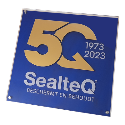 Platen gegraveerd bestaande uit transparant plexiglas, blauwe achterplaat en goudkleurig plexiglas.
