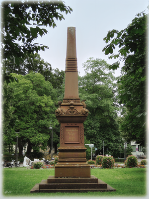 Ein Gedenkstein in Form eines Obelisken, der an den Sieg 1870/1871 gegen die Franzosen erinnert
