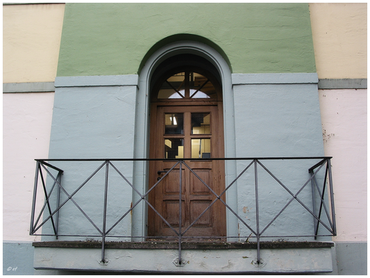 Viele schöne Portale aus Holz findet man hier vor