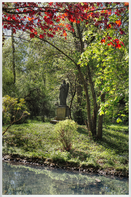 Eine Engelskulptur im Park