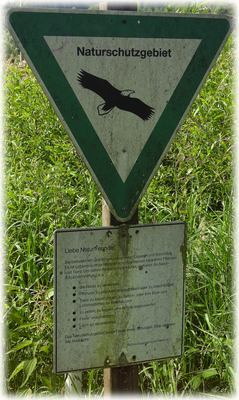Ein Schild mit bemerkenswertem Text 