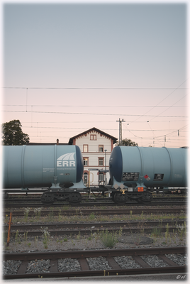 Der Blick zwischen zwei Güterwaggons: Der Hauptbahnhof