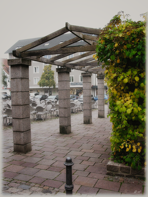 Ein kleines Atrium vor einer Gaststätte