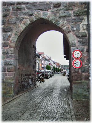 Ein Blick durch das Riettor in die Innenstadt