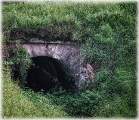 Wassergräben durchziehen die Landschaft - Kleinere Tunnel verhelfen dem Wasser das Erdreich ungehindert zu durchfließen
