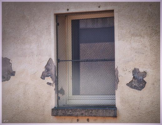 Maschendraht: Das eingezäunte Fenster