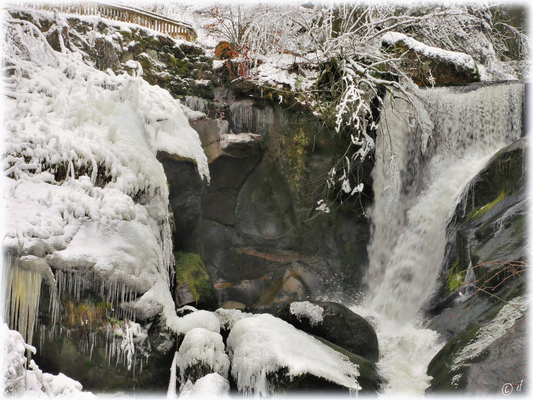 Der winterliche Wasserfall (oben li. befindet sich der Weg nahe dem Wasserfall)