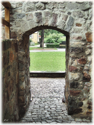 Kleine Tore ermöglichen das Passieren der Stadtmauern