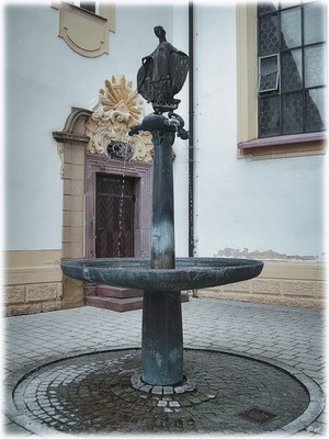 Ein Brunnen in der Nähe der St. Ursula Schulen