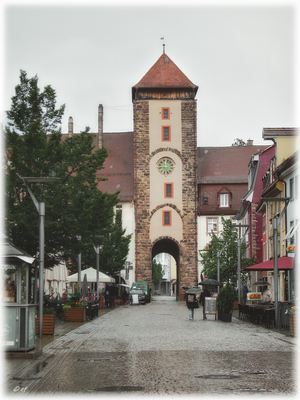 Das Obere Tor liegt im Norden und besitzt ein grünes Ziffernblatt. Es ist das jüngste Tor mit dem größten Turm.
