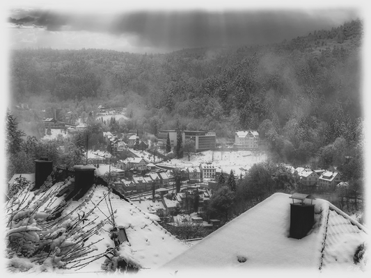 Lichtstrahlen über dem verschneiten Triberger Land