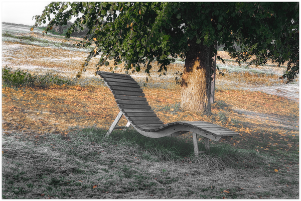 Die Liegebank an einem frostigen Herbstmorgen