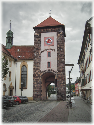 Das Bickentor mit dem roten Ziffernblatt