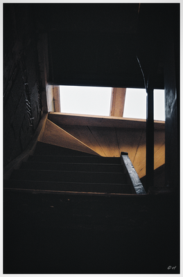 Eine steile Holztreppe führt nach unten