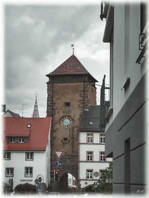 Das Riettor mit dem blauen Ziffernblatt