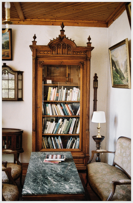 Das alte Bücherregal