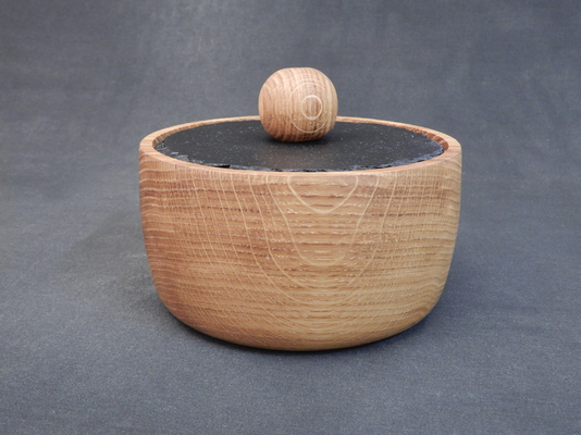 Dose aus Eiche, Schieferdeckel, ca. 17 x 12,5 cm, CHF 120.-, Lieferbar