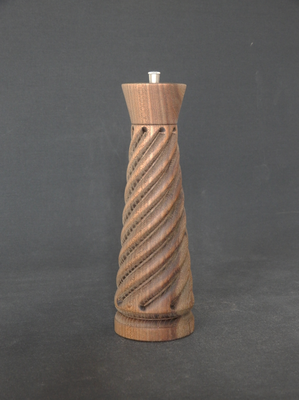 Pfeffer/Stahl,   Robinie spiralgefräst, geräuchert,   ca. 7,5 x 24 cm,   CHF 145.-