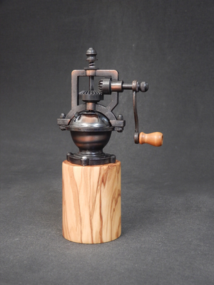 Pfeffer/Stahl, Olivenholz, ca. 10,5 x 19 cm, CHF 65.-, Lieferbar
