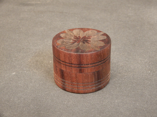 Döschen Schwarznuss, passig gefräst, 43 x 56 mm, CHF 40.-, Lieferbar