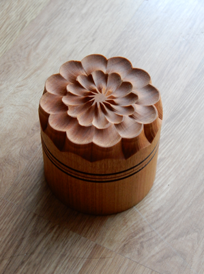 Döschen aus Kirschbaum,   ca. 7 x 7 cm,   passig gedreht,   CHF 60.-