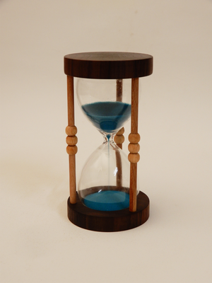 5 Min. Sanduhr, Schwarznuss/Buche, ca. 7,5 x 15 cm, CHF 50.-, Lieferbar