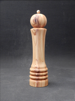 Pfeffer/Stahl,   Ölbaum,   ca. 6 x 25 cm,   CHF 105.-