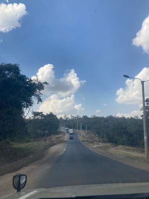 Die Straße nach Ongata Rongai, entlang am Nationalpark von Nairobi