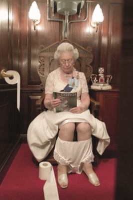 ALISON JACKSON, Queen on Loo, C-Print, 75x105cm  