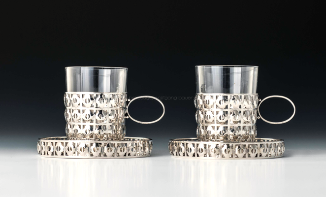 Josef Hoffmann, Ausführung Wiener Werkstätte, Modell Nr. S 1749, zwischen 1909 und 1915, Silber, Dekor "Blumenmuster", Originalglaseinsatz, Tasse: H 10,5 cm (mit Glas) Untertasse: H 2 cm, Ø 12,5 cm