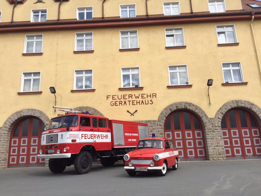 W50 TLF und Trabant KdoW vor unserem Gerätehaus in Werdau