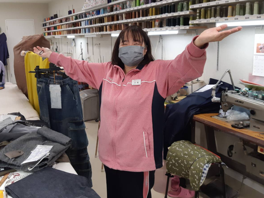 有限会社サン・ソーイング　伊予鉄高島屋で女性スタッフが婦人服・紳士服の補正作業を行う風景写真画像