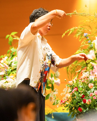 フラワーデザイナー塩谷浩史さんによる花生け