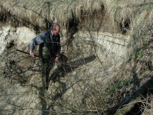 Kurt Scholz beim Abstechen einer Wand