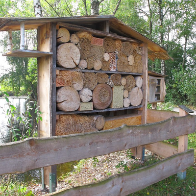 Großes Insektenhotel im Erdinger Moos