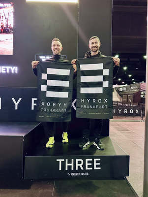 Christoph Wieloch und Dirk Beresheim auf dem Podium bei HYROX Frankfurt, Platz 3 im Pro Doubles.