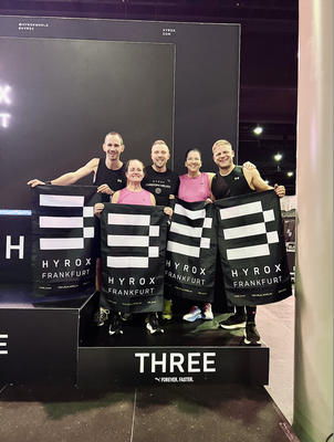 HYROX Frankfurt Podium: Christoph Wieloch (Personal Trainer Frankfurt) mit Team nach Platz 3 als Coach.
