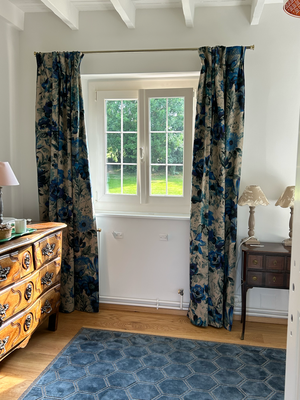 Rideaux ouverts sur le jardin motifs en bleu et crème - Ecoute Bergère