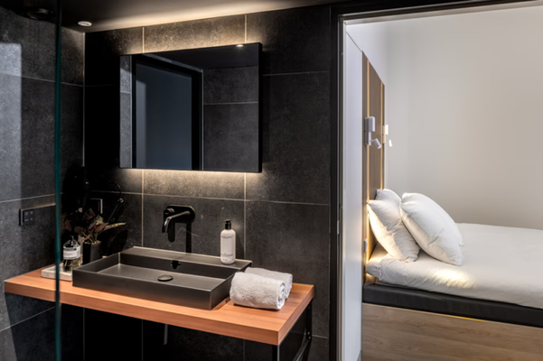 Roompot opent luxe adults-only retreat: Marber Veluwe badkamer
