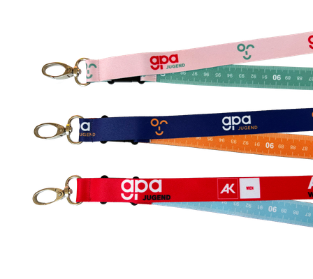 Foto von einer Hand die viele verschiedene Lanyards hält, die Lanyards wurden mit Logos personalisiert