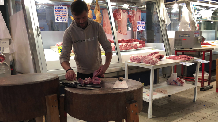 Athen '17 | «Central Market». Athens berühmter Fleisch- und Fischmarkt. Fleischzubereitung auf «offener Strasse».