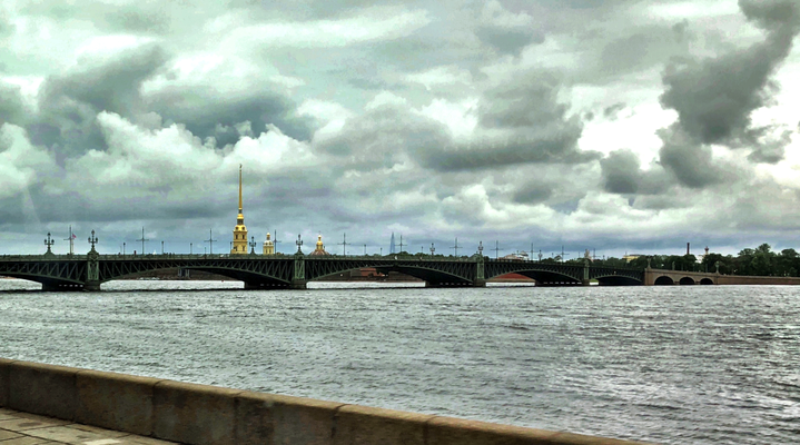 2018 | St. Petersburg | Stadtrundgang | «Brücken-Stimmung» | Peter-und-Paul-Kathedrale im Hintergrund.