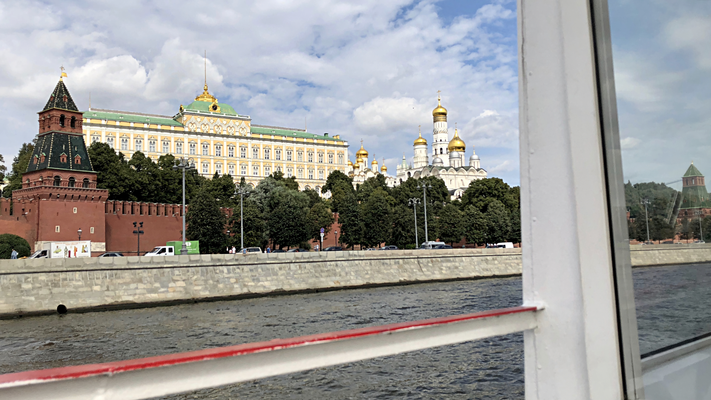 2018 | Moskau, Flussrundfahrt | «Rüstkammer» des Moskauer Kreml und «Borowitzki-Turm», links.