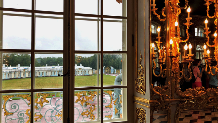 «Pushkin» '18 | Katharinenpalast: Blick vom «Grossen Saal» auf die «Bediensteten-Gemächer».