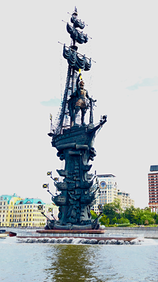 2018 | Moskau: Zur Feier des «300. Jahrestages der Russischen Marine». 1997 errichtetes Denkmal für Zar Peter I: Surab Zereteli. Total 96 m hoch.